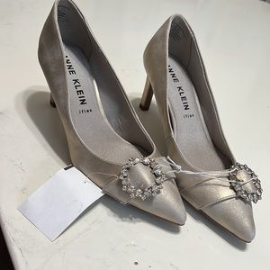 New! Anne Klein Roxanne Distressed Gold Leather Heels with Rhinestones Size 7.5